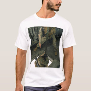 Ein Marinesoldat sendet einen Mitmarinesoldaten T-Shirt