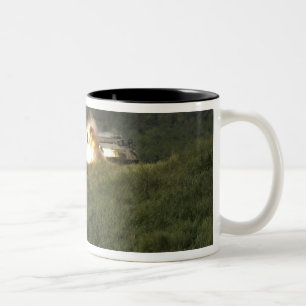 Ein Marinesoldat zählt einen direkten Schlag Zweifarbige Tasse