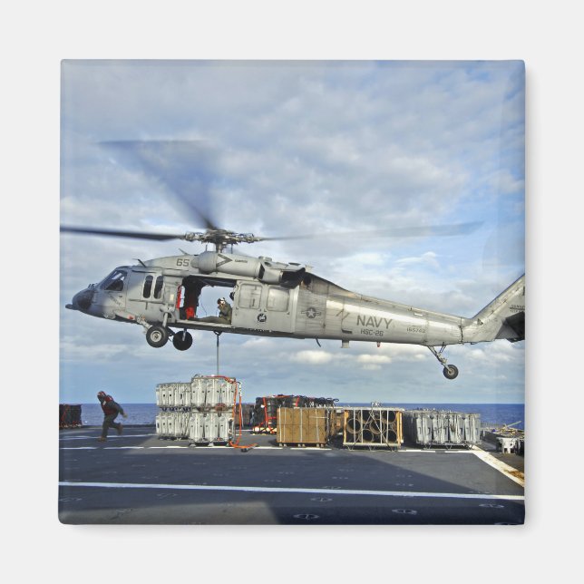 Ein MH-60er Seahawk bereitet sich darauf vor, Muni Magnet (Vorne)