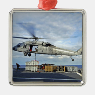 Ein MH-60er Seahawk bereitet sich darauf vor, Muni Silbernes Ornament