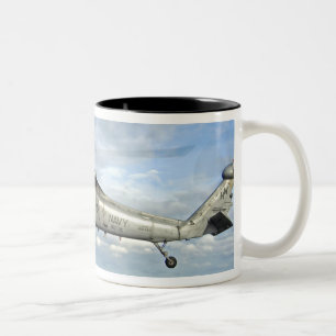 Ein MH-60S Seahawk bereitet vor sich, ammunitio zu Zweifarbige Tasse