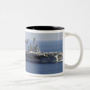 Ein MH-60S Seahawk Hubschrauber Zweifarbige Tasse