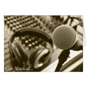 Ein Mikrofon und Kopfhörer