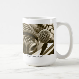 Ein Mikrofon und Kopfhörer Kaffeetasse