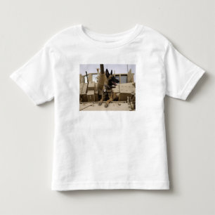 Ein militärisch arbeitender Hund sitzt auf einem M Kleinkind T-shirt