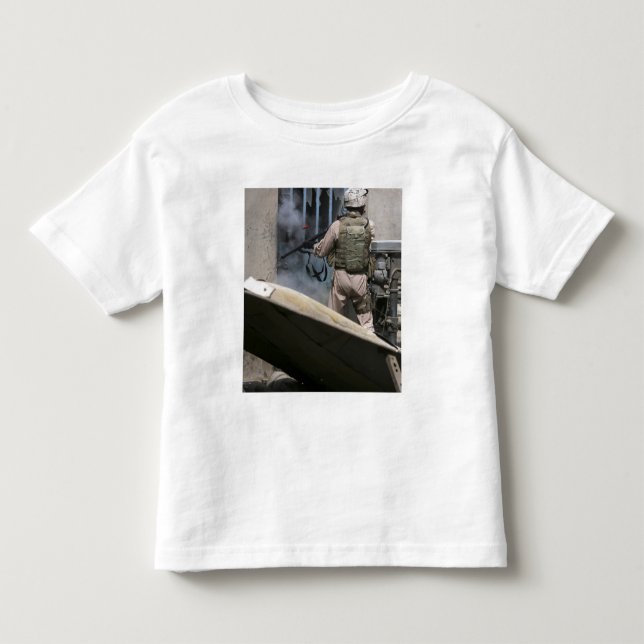 Ein Militärpolizist nutzt eine Runde, die durchbro Kleinkind T-shirt (Vorderseite)