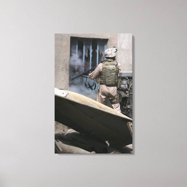 Ein Militärpolizist nutzt eine Runde, die durchbro Leinwanddruck (Vorderseite)