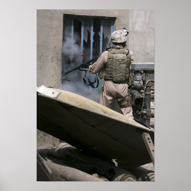 Ein Militärpolizist nutzt eine Runde, die durchbro Poster (Vorne)