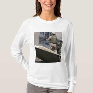Ein Militärpolizist nutzt eine Runde, die durchbro T-Shirt