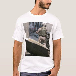 Ein Militärpolizist nutzt eine Runde, die durchbro T-Shirt