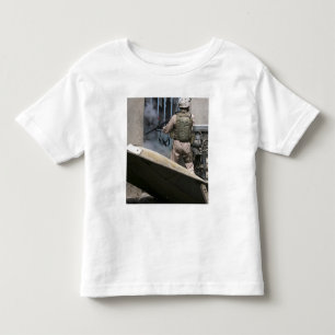 Ein Militärpolizist verwendet um durchbrechen Kleinkind T-shirt