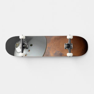 Ein mit Aeroshell angereichertes Raumfahrzeug nähe Skateboard