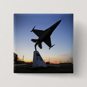 Ein Modellbau eines kämpfenden Falken F-16 C Button