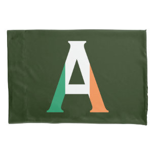 Ein Monogramm überlagert sich auf irischer Flagge Kissenbezug