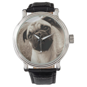 Ein Mops mit seinem Kopf betitelt zur Seite Armbanduhr
