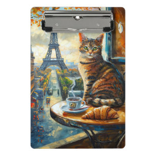 Ein Morgen in Paris Getigerte Katze im Café Mini Klemmbrett