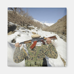 Ein Mujahadeen Schutz geht mit US-Militär membe Magnet