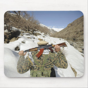 Ein Mujahadeen Schutz geht mit US-Militär membe Mousepad