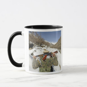 Ein Mujahadeen Schutz geht mit US-Militär membe Tasse