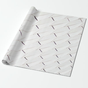 Ein Muster weißer geometrischer Formen in einer Fa Geschenkpapier