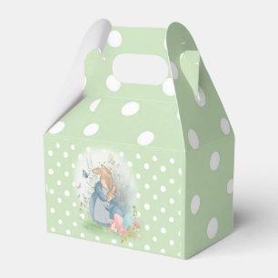 ein Mutterkaninchen und ihr Babykaninchen auf eine Geschenkschachtel