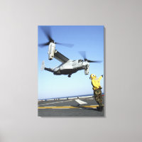 Ein MV-22 Osprey startet von der USS Nassau