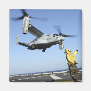 Ein MV-22 Osprey startet von der USS Nassau Magnet