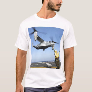 Ein MV-22 Osprey startet von der USS Nassau T-Shirt