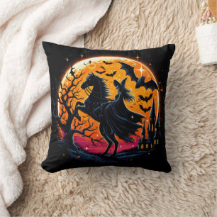 Ein mystisches Halloweenreiten unter Vollmond Kissen