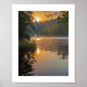 Ein nebliger Morgen an einem ruhigen See Poster