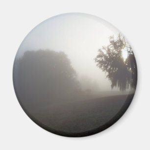 ein nebliger Morgen, bevor die Sonne aufgeht Magnet