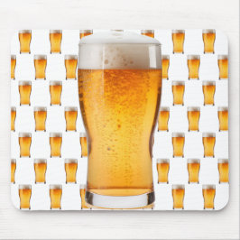 Ein nettes kaltes Bier in einem gekühlten Glas an Mousepad