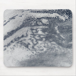 Ein Netz der Wolken über dem Pazifischen Ozean Mousepad