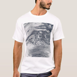 Ein Netz der Wolken über dem Pazifischen Ozean T-Shirt