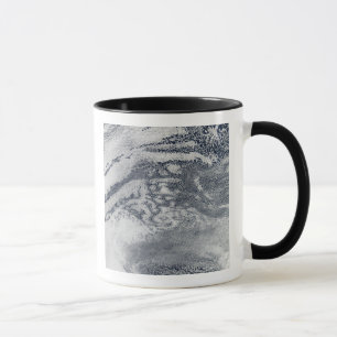 Ein Netz der Wolken über dem Pazifischen Ozean Tasse