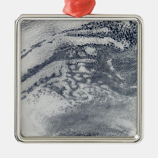 Ein Netz von Wolken über dem Pazifik Silbernes Ornament (Vorne)