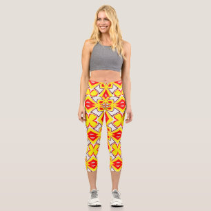 Ein niedlich-gelb-weißes trendiges Stoffmuster Capri Leggings