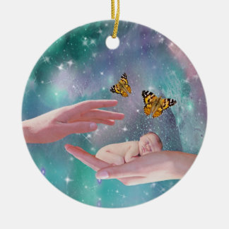 Ein niedlicher Baby in der Hand Keramikornament