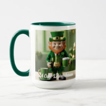 Ein Niedlicher Leprechaun, der eine Tasse des grün