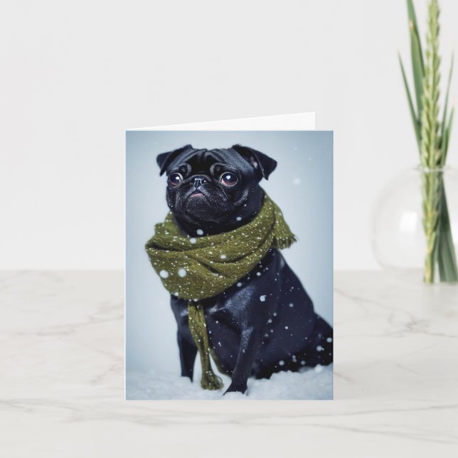 Ein Niedlicher Mops Welpe in einem grünen Winterga Karte (Vorderseite)