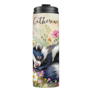 Ein niedlicher Stinktier, der in Blumen schläft, p Thermosbecher