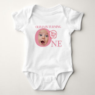 Ein niedliches Babygesichtsröhrchen Rosa Baby Strampler