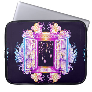 Ein offenes Vintages Fenster mit Anhängern an eine Laptopschutzhülle