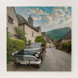 Ein Oldtimer in einem malerischen Dorf