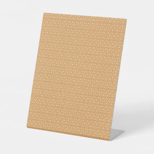 ein orangefarbener weißer Hintergrund mit kleinen Sockelschild
