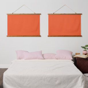 Ein orangefarbenes Quadrat mit weißem Rand, das ei Wandteppich Mit Holzrahmen