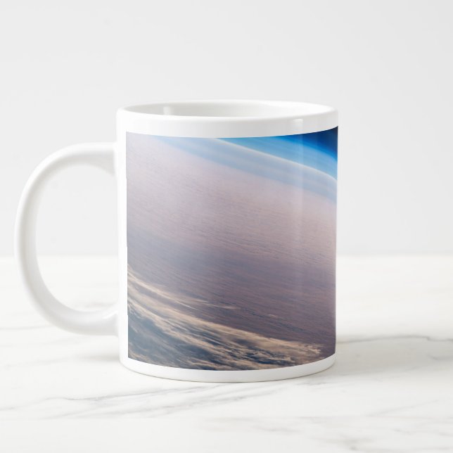 Ein orbitaler Sonnenuntergang vor der Küste von Ca Jumbo-Tasse (Links)