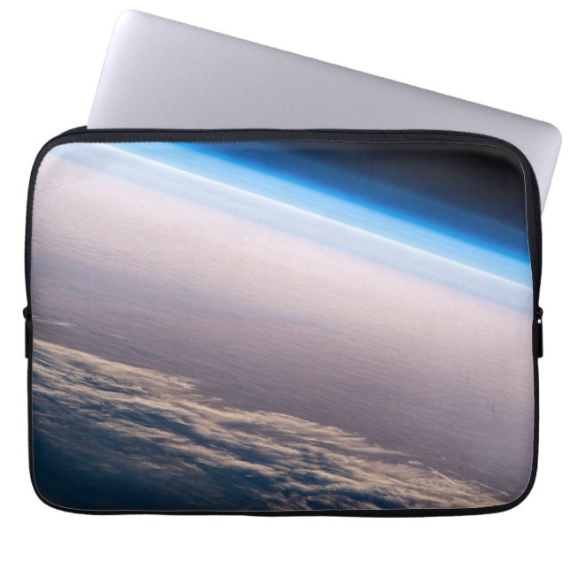 Ein orbitaler Sonnenuntergang vor der Küste von Ca Laptopschutzhülle (Vorderseite)
