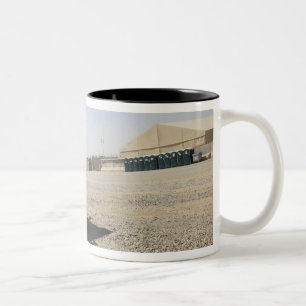 Ein Oshkosh M-ATV 2 Zweifarbige Tasse