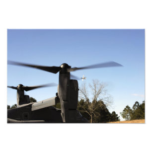 Ein Osprey CV-22 bereitet vor sich sich zu Fotodruck
